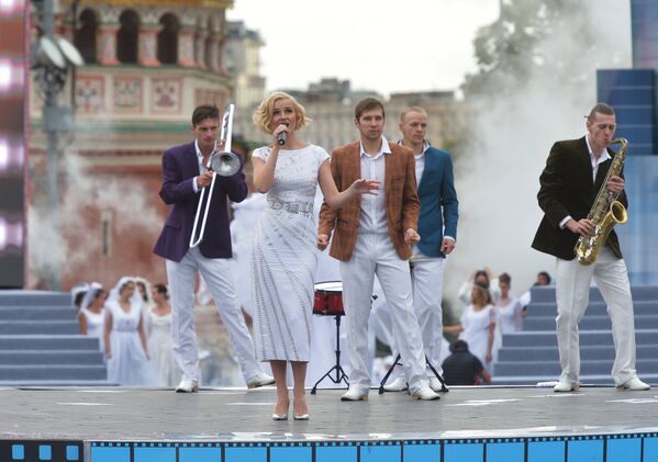 Певица Полина Гагарина выступает на театрализованном представлении на Красной площади в Москве в честь Дня города