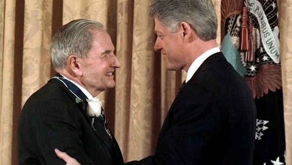 Билл Клинтон вручил Президентскую медаль Свободы американскому миллиардеру Дэвиду Рокфеллеру