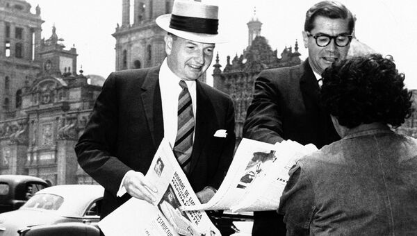 Американский миллиардер Дэвид Рокфеллер и министр финансов Мексики Антонио Ортис Мена, 1963