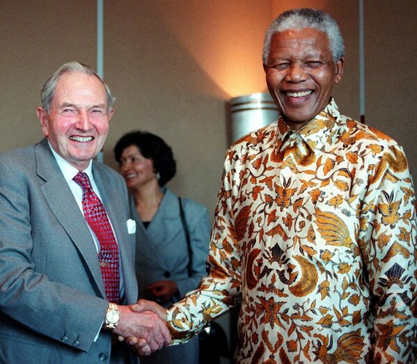 Президент Нельсон Мандела из Южной Африки и американский миллиардер Дэвид Рокфеллер