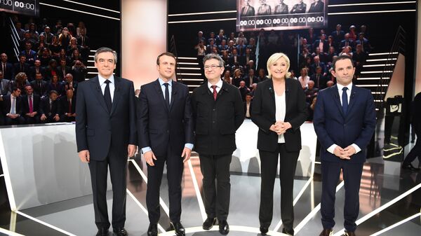Участники предвыборных дебатов на французском телеканале TF1 (слева направо): Франсуа Фийон, Эммануэль Макрон, Жан-Люк Меланшон, Марин Ле Пен и Бенуа Амон. 20 марта 2017