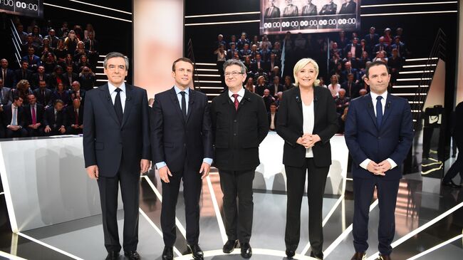 Участники предвыборных дебатов на французском телеканале TF1 (слева направо): Франсуа Фийон, Эммануэль Макрон, Жан-Люк Меланшон, Марин Ле Пен и Бенуа Амон . 20 марта 2017. Архивное фото