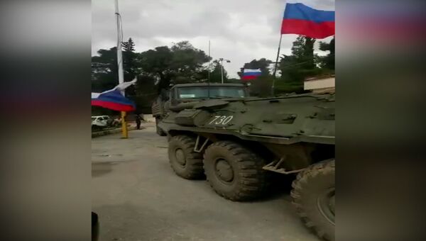 Военные на бронетехнике с флагами РФ прибыли в сирийский Африн. Съемка очевидца