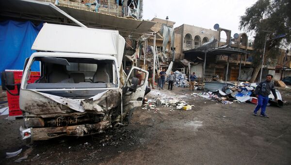 Последствия взрыва автомобиля в пригороде Багдада. 21 марта 2017