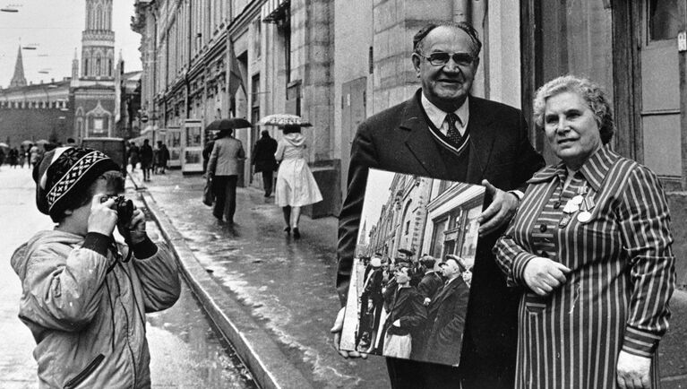 Анна Трушкина и фотокорреспондент Евгений Халдей, снимавший ее в первый день войны