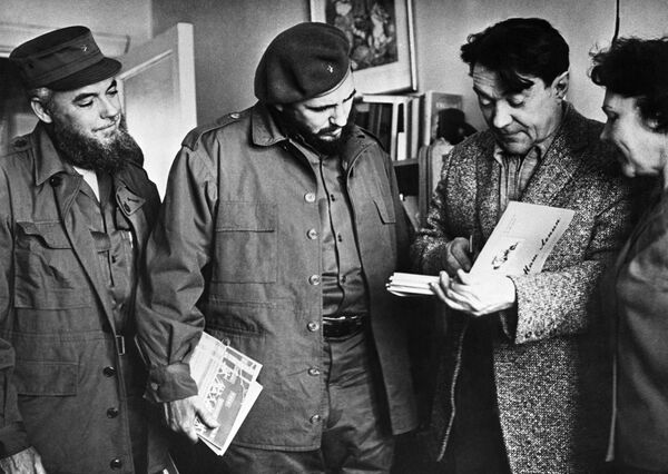 Первый секретарь ЦК КП Кубы Фидель Кастро в гостях у писателя Бориса Полевого