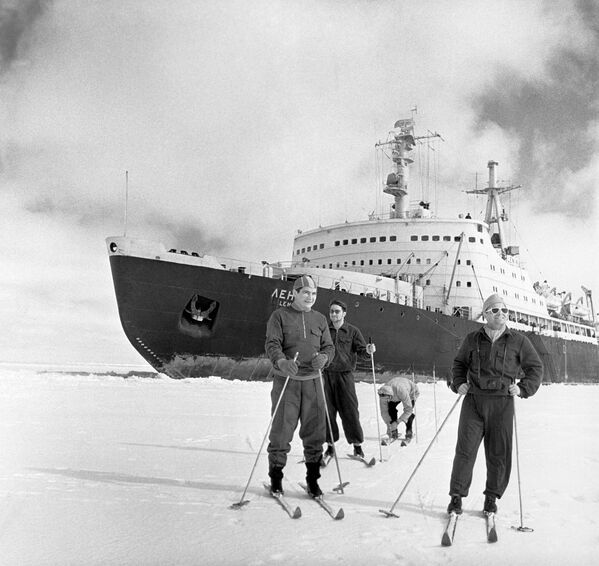 Члены экипажа атомохода Ленин на лыжной прогулке в момент короткой стоянки корабля во льдах Арктики