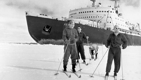 Члены экипажа атомохода Ленин на лыжной прогулке в момент короткой стоянки корабля во льдах Арктики