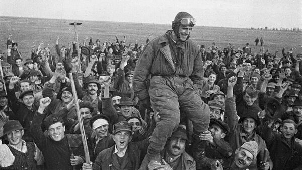 Жители деревни Омолица приветствуют советского летчика Семена Бойко, прилетевшего первым на югославскую землю