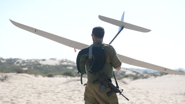 Израильский военный с разведывательным беспилотником Skylark
