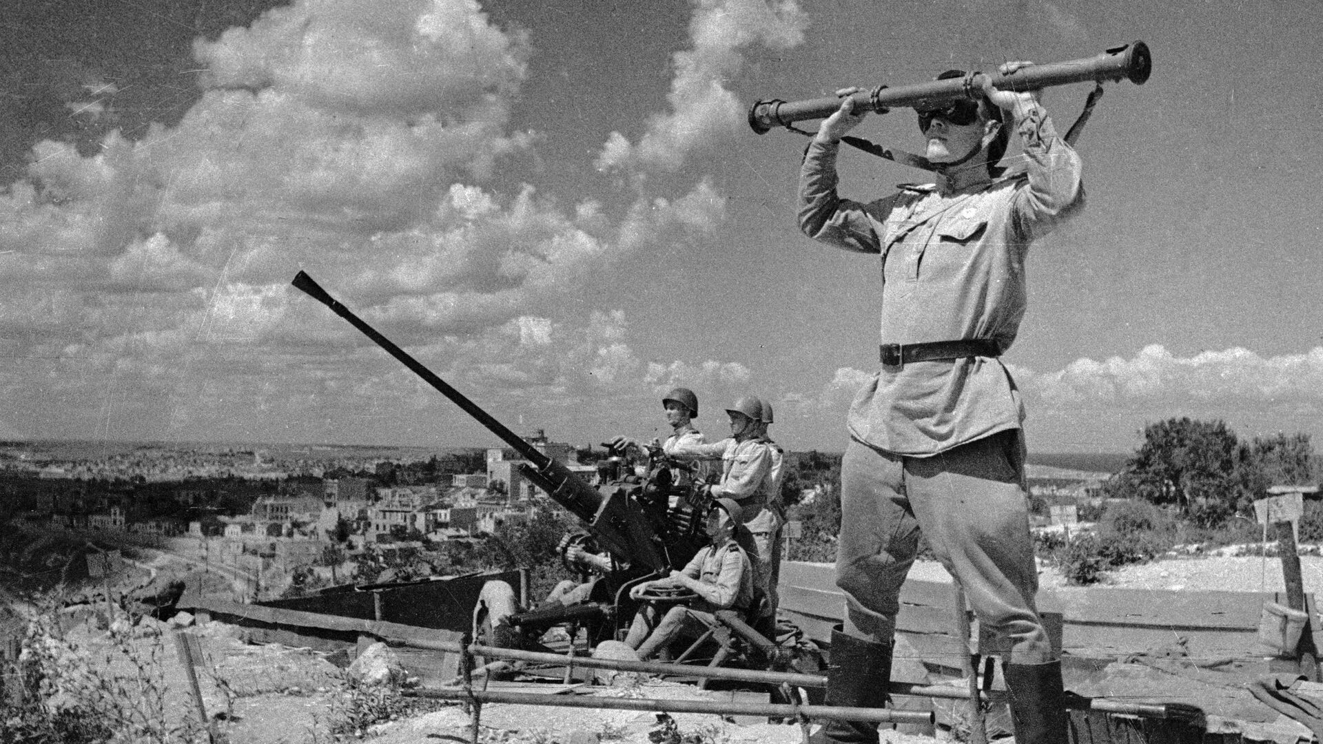Зенитчики охраняют небо над освобожденным Севастополем - РИА Новости, 1920, 11.05.2020