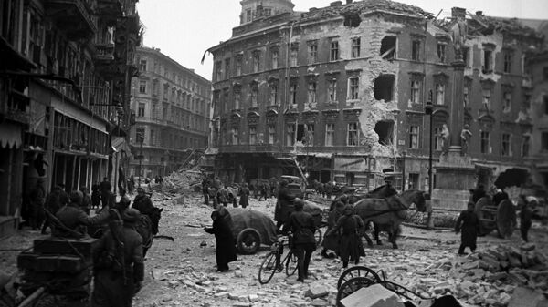 В одном из кварталов освобожденного от фашистов Будапешта, февраль 1945