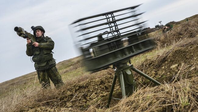 Военнослужащий на учениях ВДВ на полигоне Опук в Крыму. Архивное фото