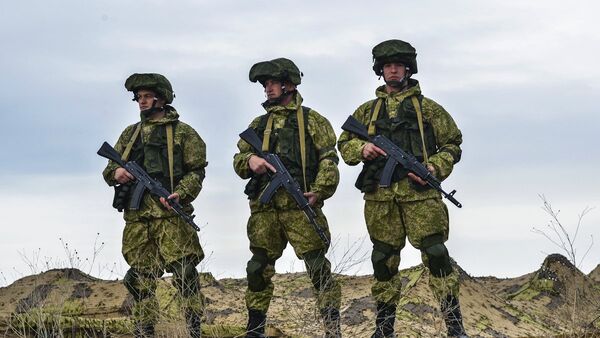 Военнослужащие на учениях ВДВ на полигоне Опук в Крыму. 20 марта 2017