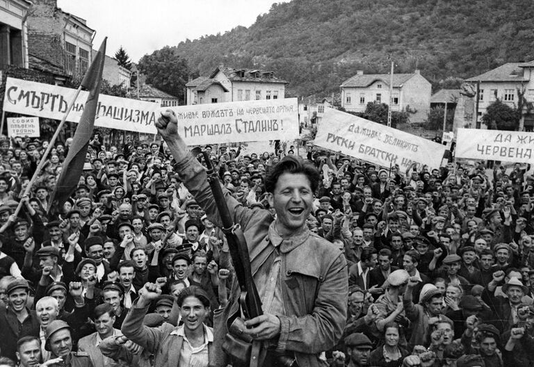 Жители города Ловеч встречают советских воинов-освободителей. Вторая Мировая война 1939-1945 годов