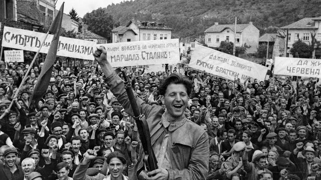 Жители города Ловеч встречают советских воинов-освободителей. Вторая Мировая война 1939-1945 годов