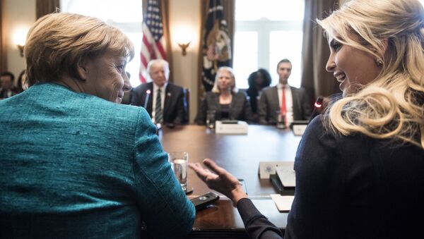 Канцлер Германии Ангела Меркель и Иванка Трамп беседуют перед встречей с президентом США Дональдом Трампом и деловыми лидерами в кабинете министров Белого дома. Архивное фото