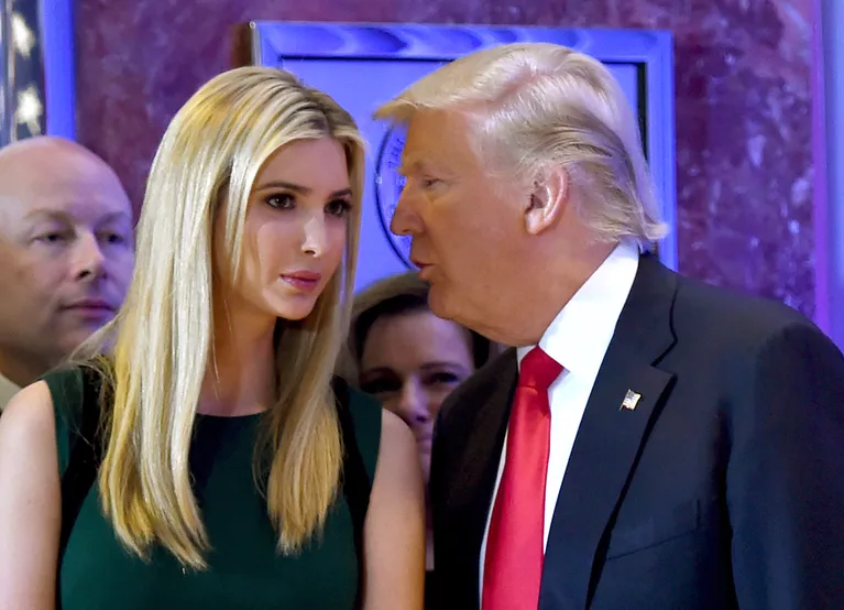 Президент США Дональд Трамп беседует со своей дочерью Иванкой Президент США Дональд Трамп беседует со своей дочерью Иванкой