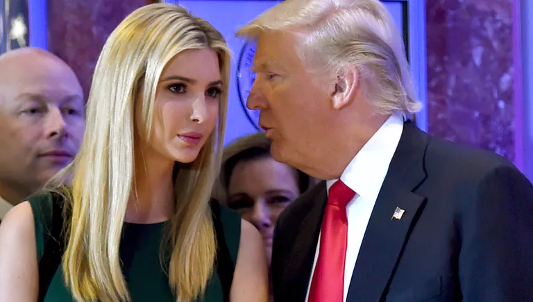 Президент США Дональд Трамп беседует со своей дочерью Иванкой Президент США Дональд Трамп беседует со своей дочерью Иванкой