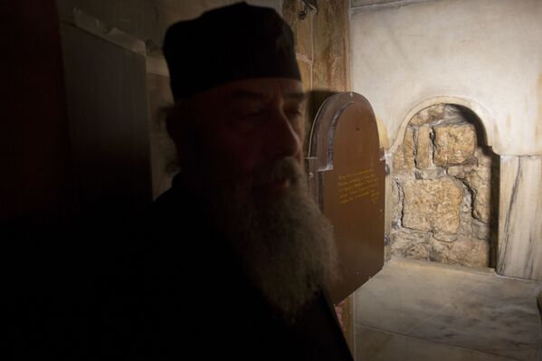 Греческий священник в храме Гроба Господня в Иерусалиме