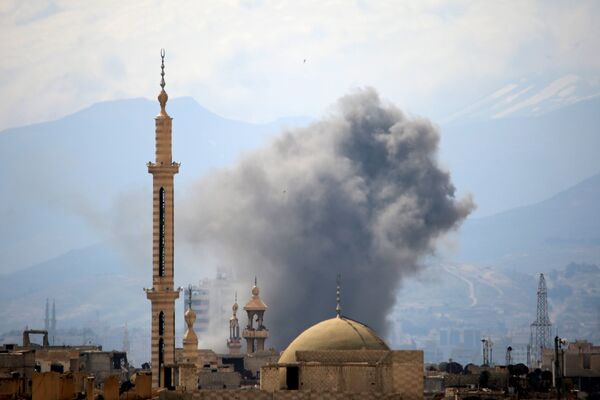 Дым над восточными районами Дамаска после авиаудара ВВС Сирии. 20 марта 2017