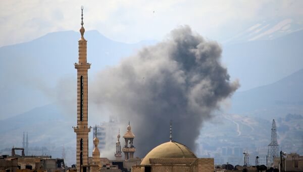 Дым над восточными районами Дамаска после авиаудара ВВС Сирии. Архивное фото