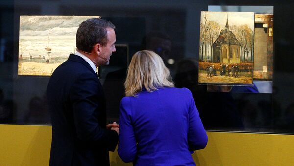 Алекс Рюгер и Джет Буссемакер показывают украденные в 2002 году и возвращенные обратно в музей картины Винсента Ван Гога, Нидерланды