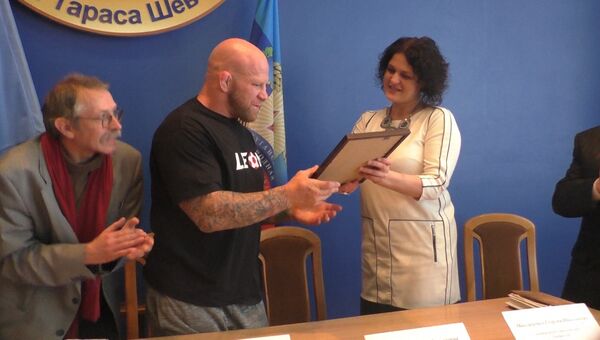 Боец Монсон получил диплом почетного доктора наук университета в Луганске