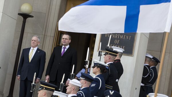 Министры обороны США и Финляндии Джеймс Мэттис и Юсси Ниинистё во время встречи в Вашингтоне. 21 марта 2017