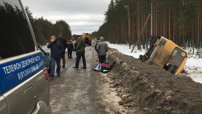 На месте ДТП со школьным автобусом в Лодейнопольском районе Ленинградской области. 22 марта 2017