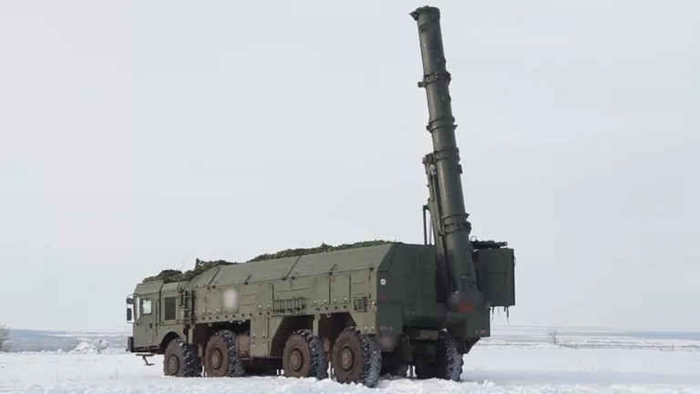Групповые пуски по аэродрому противника - учения Искандеров-М под Оренбургом Групповые пуски по аэродрому противника - учения Искандеров-М под Оренбургом