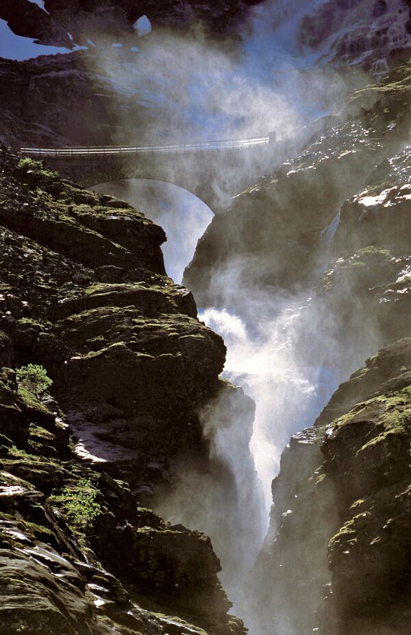 Водопад в горах Норвегии