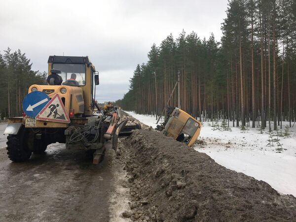 На месте ДТП со школьным автобусом в Лодейнопольском районе Ленинградской области На месте ДТП со школьным автобусом в Лодейнопольском районе Ленинградской области