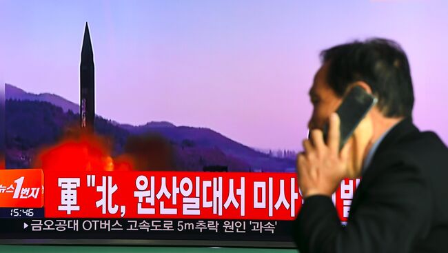 Телевизионный выпуск новостей о запуске северокорейской ракеты на мониторе железнодорожной станции в Сеуле. Архивное фото