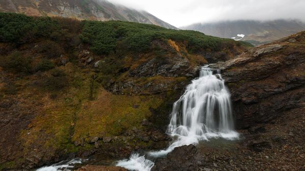 Водопад на реке Тахколоч в районе горного массива Вачкажец на Камчатке