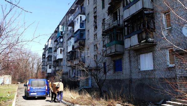 Многоквартирный жилой дом в Донецке, поврежденный в результате обстрелов. Архивное фото