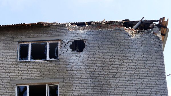 Многоквартирный жилой дом, поврежденный в результате обстрелов, на улице Привокзальная в поселке Северный в Донецке. Архивное фото