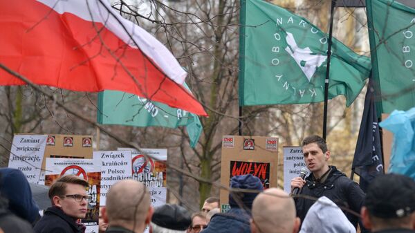 Участники митинга против возросшего числа украинских мигрантов в Варшаве