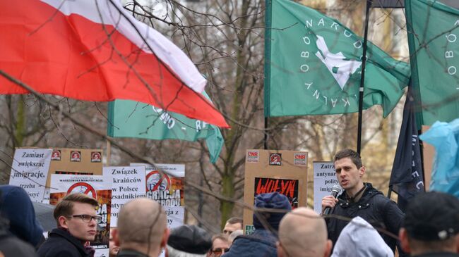 Участники митинга против возросшего числа украинских мигрантов в Варшаве