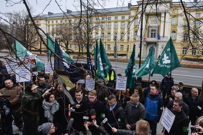 Участники митинга против возросшего числа украинских мигрантов в Варшаве. 18 марта 2017 года Участники митинга против возросшего числа украинских мигрантов в Варшаве. 18 марта 2017 года