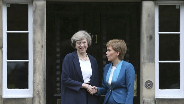 Премьер-министр Великобритании Тереза Мэй и первый министр Шотландии Никола Стерджен в Эдинбурге