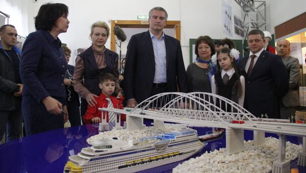 Глава Республики Крым Сергей Аксенов (в центре) принял участие в открытии выставки Крымский мост. Фантастическая реальность в Керчи