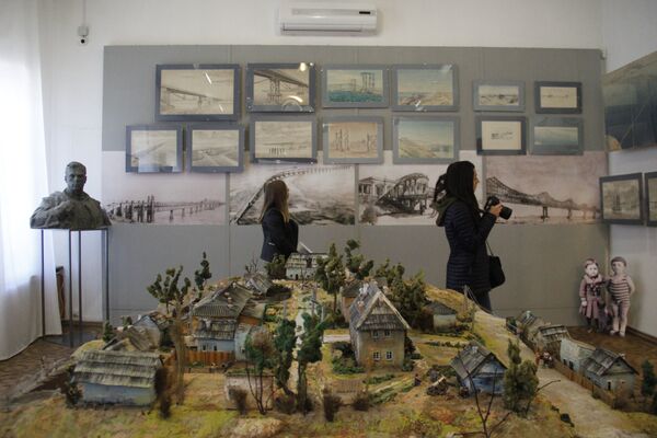 Выставка Крымский мост. Фантастическая реальность в Керчи. На переднем плане: макет района Цементная Слободка в Керчи