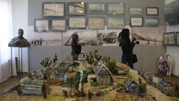 Выставка Крымский мост. Фантастическая реальность в Керчи. На переднем плане: макет района Цементная Слободка в Керчи
