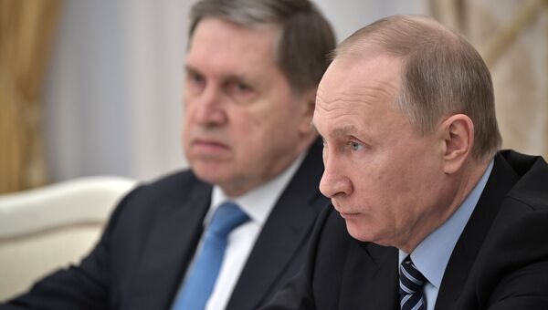 Президент России Владимир Путин и помощник президента РФ Юрий Ушаков. Архивное фото