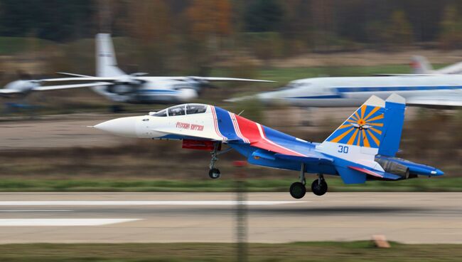 Самолет Су-30СМ авиационной группы Русские Витязи. Архивное фото