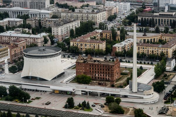 Музей-панорама Сталинградская битва и здание паровой мельницы, разрушенной в ходе Сталинградской битвы в Волгограде