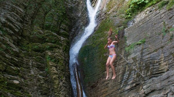 Влюбленные у Ореховского водопада в Сочинском национальном парке