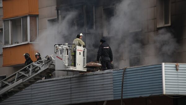 Пожар в жилом доме на ул. Изумрудная в Москве