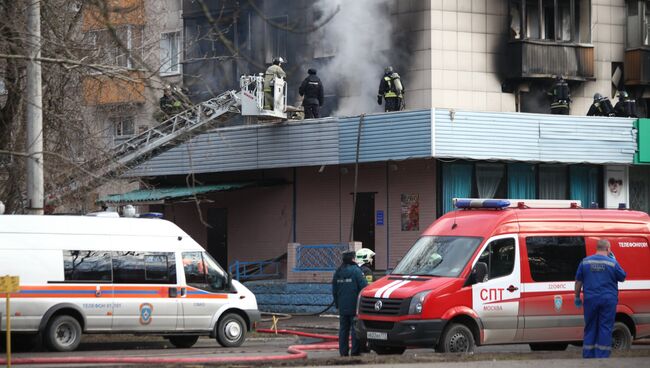 Пожар в жилом доме на ул. Изумрудная в Москве